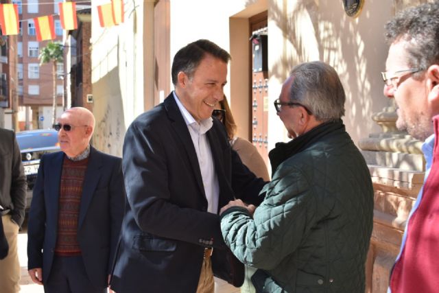 El Alcalde entrega a la iglesia de San José una nueva talla de Nuestra Señora de la Aurora, así como las esculturas restauradas del patrón del barrio y de Cristo Crucificado - 2, Foto 2