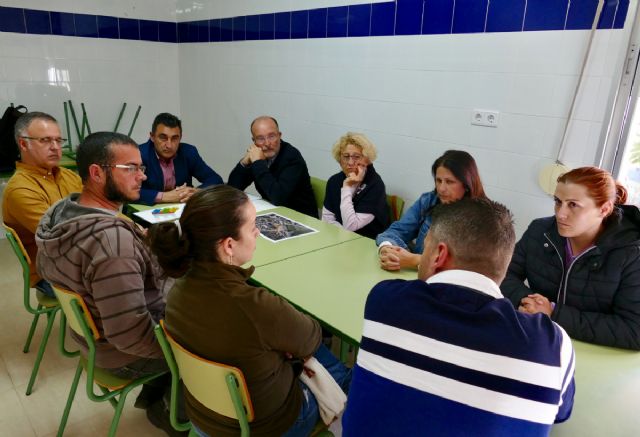 Los ediles de Educación y Medio Ambiente informan al AMPA y la dirección del colegio del Estrecho de San Ginés de los resultados del estudio de suelo - 1, Foto 1