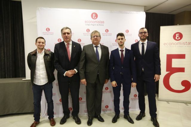 El Colegio de Economistas de la Región premia a dos alumnos de ADE de la UCAM - 1, Foto 1