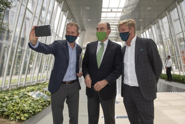 Firman un acuerdo estratégico para incentivar el uso de energía 100% renovable en todo el ciclo de vida de los vehículos - 2, Foto 2