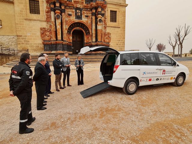 La Fundación Camino de la Cruz dona al Ayuntamiento de Caravaca un vehículo adaptado para facilitar la llegada hasta la Basílica - 1, Foto 1