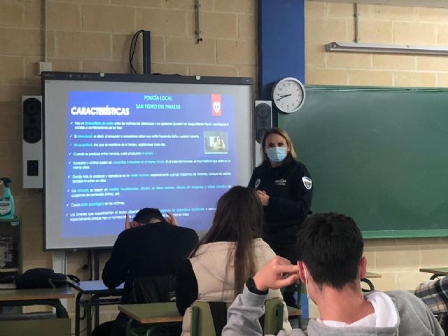 Policía Local alerta de los riesgos de las redes sociales y el ciberbullying en los institutos - 1, Foto 1