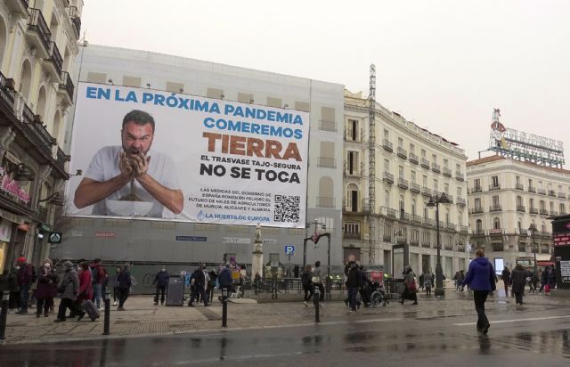 Una lona de 300 m2 alerta en Madrid de que el recorte del Gobierno central al Trasvase hará que comamos tierra en la próxima pandemia - 1, Foto 1