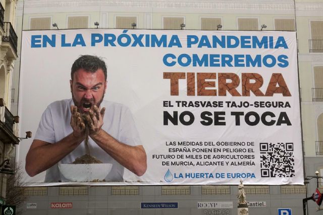 Una lona de 300 m2 alerta en Madrid de que el recorte del Gobierno central al Trasvase hará que comamos tierra en la próxima pandemia - 2, Foto 2