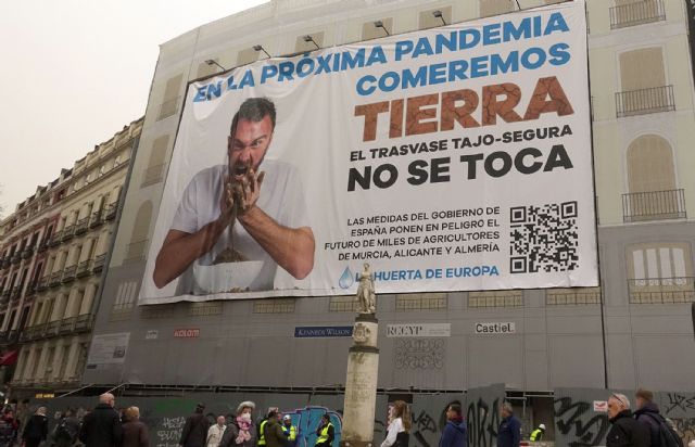 Una lona de 300 m2 alerta en Madrid de que el recorte del Gobierno central al Trasvase hará que comamos tierra en la próxima pandemia - 3, Foto 3