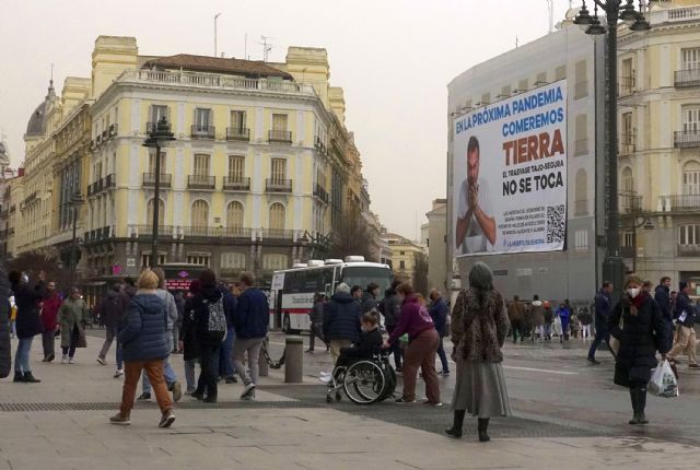 Una lona de 300 m2 alerta en Madrid de que el recorte del Gobierno central al Trasvase hará que comamos tierra en la próxima pandemia - 4, Foto 4