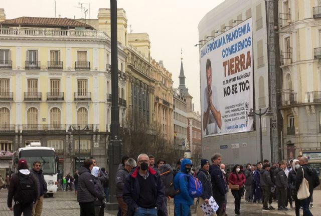 Una lona de 300 m2 alerta en Madrid de que el recorte del Gobierno central al Trasvase hará que comamos tierra en la próxima pandemia - 5, Foto 5