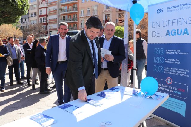 López Miras: El PP propicia la unidad de toda la sociedad en defensa del agua para poner freno a la decisión de Pedro Sánchez de recortar el Trasvase - 2, Foto 2