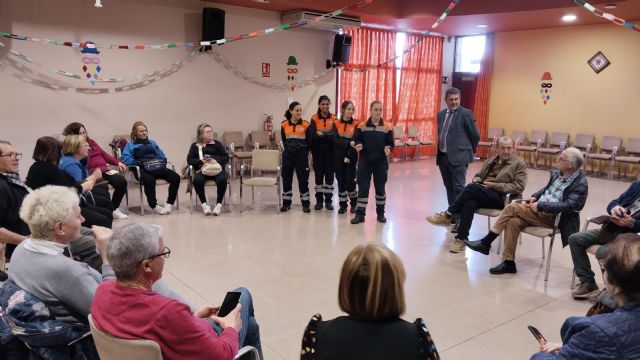 Protección Civil enseña a los mayores de Torreagüera a instalar y usar la app del 112 - 1, Foto 1