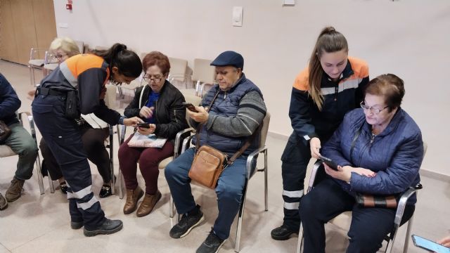Protección Civil enseña a los mayores de Torreagüera a instalar y usar la app del 112 - 2, Foto 2