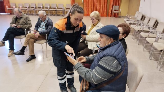 Protección Civil enseña a los mayores de Torreagüera a instalar y usar la app del 112 - 3, Foto 3