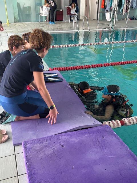 M�s de 80 mujeres participan en un bautismo de buceo promovido por Pol�tica Social con motivo del 8 de Marzo, Foto 2