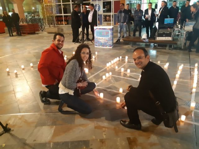 Cientos de velas se unieron para formar las siglas de AELIP, en la VI Velada por las Lipodistrofias celebrada en Totana - 2, Foto 2