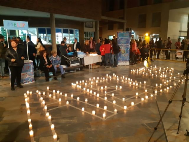 Cientos de velas se unieron para formar las siglas de AELIP, en la VI Velada por las Lipodistrofias celebrada en Totana - 3, Foto 3
