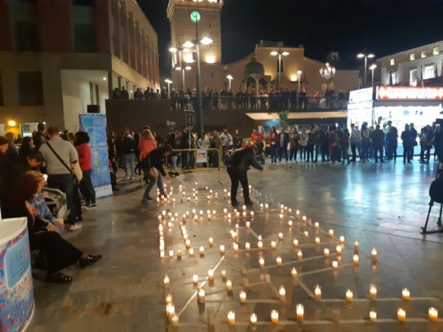 Cientos de velas se unieron para formar las siglas de AELIP, en la VI Velada por las Lipodistrofias celebrada en Totana - 4, Foto 4