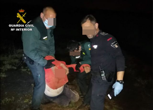 La Guardia Civil rescata a un anciano atrapado en un turismo durante dos días en El Carmolí-Cartagena - 1, Foto 1