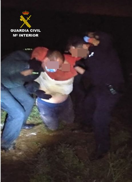 La Guardia Civil rescata a un anciano atrapado en un turismo durante dos días en El Carmolí-Cartagena - 5, Foto 5
