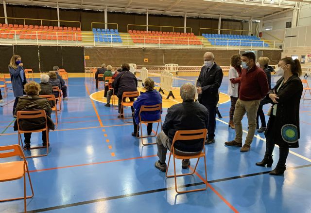 La responsabilidad y la seguridad, notas predominantes en el inicio de las vacunaciones en el pabellón Mireia Belmonte - 1, Foto 1