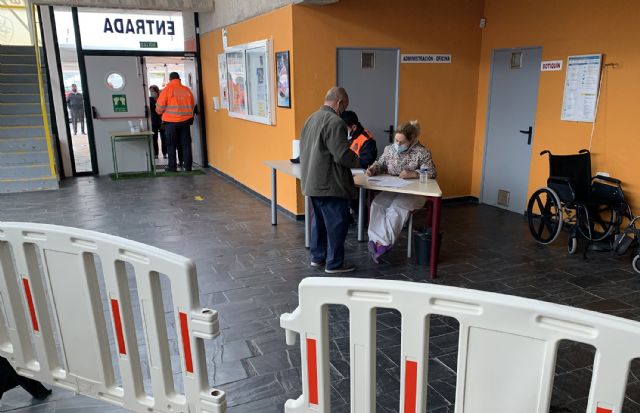 La responsabilidad y la seguridad, notas predominantes en el inicio de las vacunaciones en el pabellón Mireia Belmonte - 4, Foto 4
