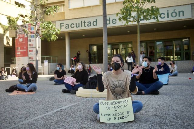 Las juventudes de Somos Región celebran la decisión de la UMU de paralizar la supresión de los grupos de tardes de Pedagogía y Educación Social - 1, Foto 1