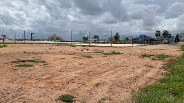 MC lamenta que Noelia Arroyo y Diego Ortega retrasen el nuevo campo de fútbol playa en Los Urrutias - 1, Foto 1