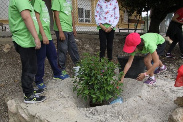 Los niños de Conectando Pedanas simbolizan en El Berro la unin entre sus centros, Foto 1