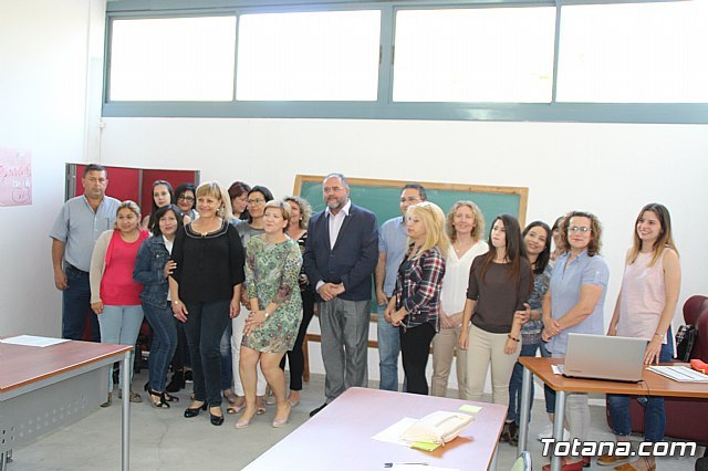 Starts the mixed program of employment and training "Socio-health Care for dependents in social institutions", Foto 1