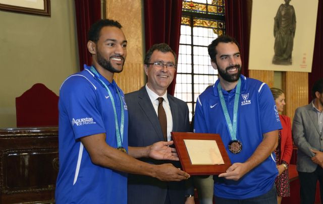José Ballesta a los jugadores del UCAM CB: Para Murcia, vuestra medalla es de oro - 2, Foto 2