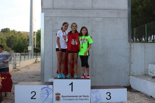 El atletismo escolar de Alhama suma varias medallas en la final regional por equipos, Foto 1