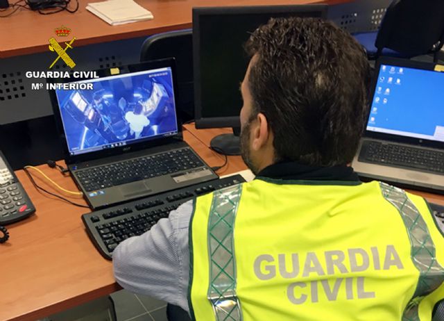 La Guardia Civil detiene/investiga a dos personas dedicadas a cometer robos y hurtos por el método del abrazo cariñoso - 2, Foto 2