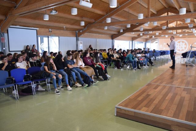 Preparan materiales digitales interactivos de Economía de la Empresa para que los estudiantes preparen la EBAU - 1, Foto 1