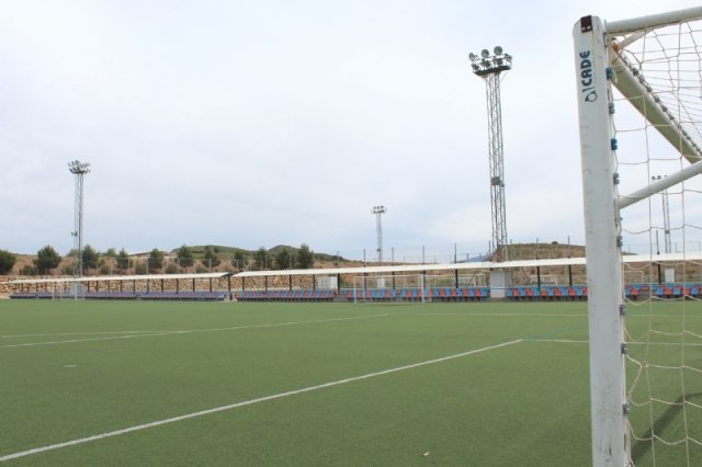 They install six new lights in two lighting towers of field 1 of the Ciudad Deportiva “Valverde Reina”