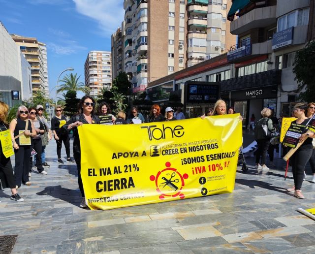 Profesionales de peluquerías, salones de estética y barberías han protestado hoy en un recorrido por el centro de Murcia - 1, Foto 1