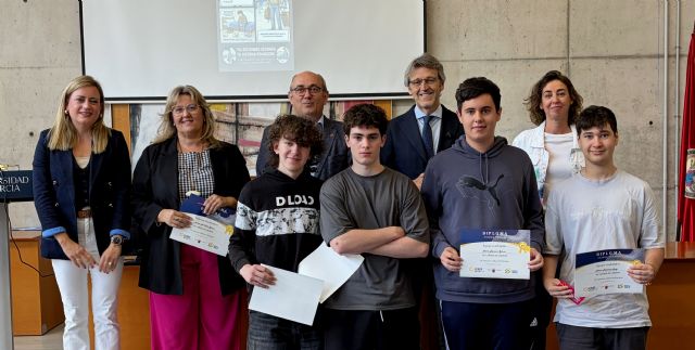Más de 500 alumnos de Secundaria y Bachillerato de 13 institutos participan en el concurso de infografías financieras - 2, Foto 2