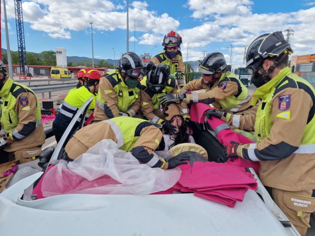 La UCAM organiza un simulacro de accidente ferroviario con múltiples víctimas en la Escuela de Bomberos de Murcia - 2, Foto 2