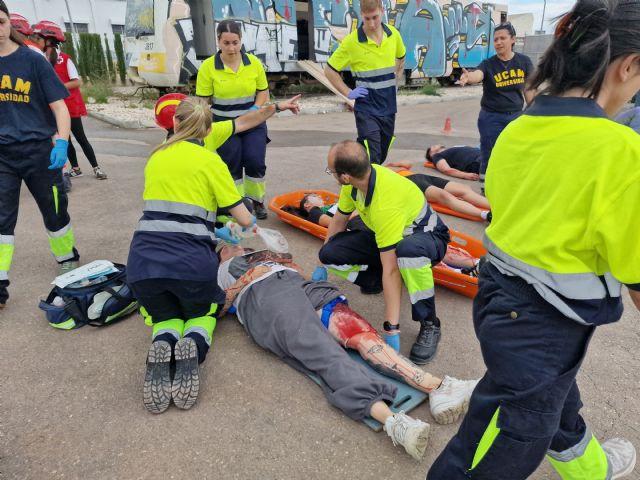 La UCAM organiza un simulacro de accidente ferroviario con múltiples víctimas en la Escuela de Bomberos de Murcia - 3, Foto 3