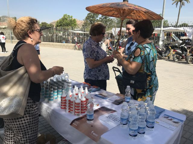 La Concejalía de Sanidad, Cruz Roja y la AECC desarrollan una campaña de concienciación ciudadana para evitar golpes de calor ante la llegada de temperaturas muy elevadas - 2, Foto 2