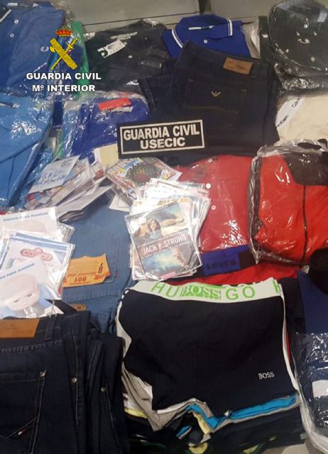 La Guardia Civil detiene a una persona con más de 500 productos falsificados - 2, Foto 2