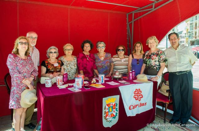 La mesa petitoria municipal a favor de Caritas  recauda mas de mil euros - 1, Foto 1