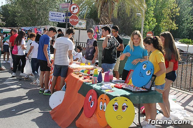 Municipal authorities visit the minimarket that the students of the Colegio Reina Sofa have organized in the weekly market, Foto 1