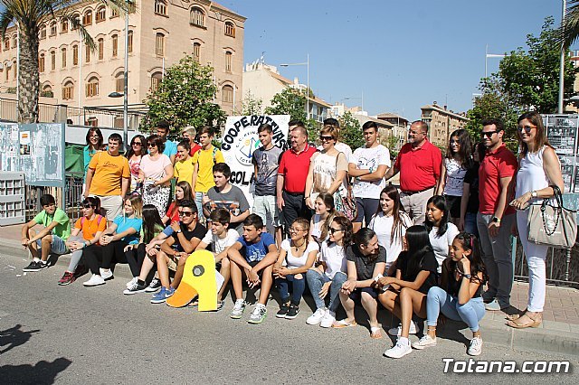 Municipal authorities visit the minimarket that the students of the Colegio Reina Sofa have organized in the weekly market, Foto 2