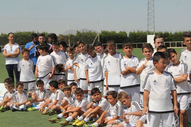 El exjugador del Real Madrid Ángel Pérez asiste a la clausura de la Escuela Socio-Deportiva de Fútbol de Puerto Lumbreras - 1, Foto 1