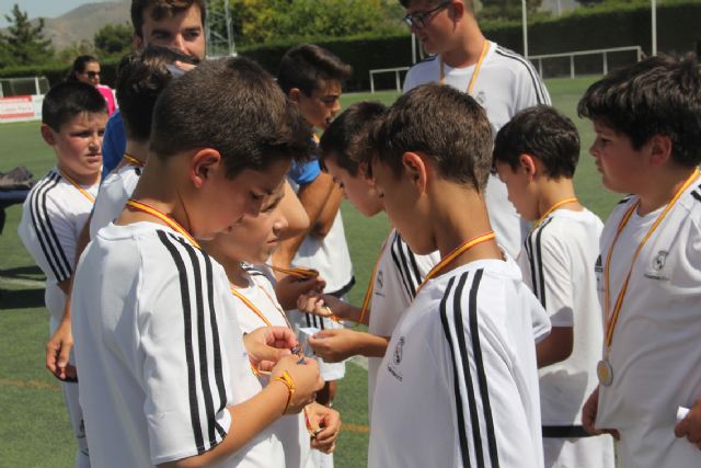 El exjugador del Real Madrid Ángel Pérez asiste a la clausura de la Escuela Socio-Deportiva de Fútbol de Puerto Lumbreras - 2, Foto 2