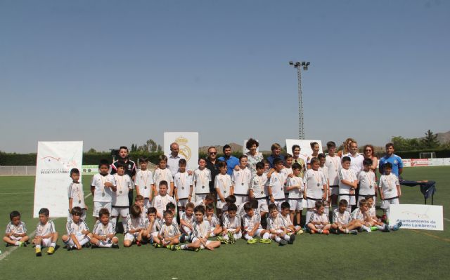El exjugador del Real Madrid Ángel Pérez asiste a la clausura de la Escuela Socio-Deportiva de Fútbol de Puerto Lumbreras - 3, Foto 3