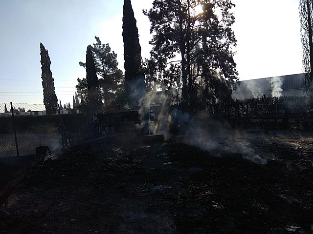 Bomberos sofocan el incendio declarado en el exterior de un almacén de frutas en Totana, Foto 1