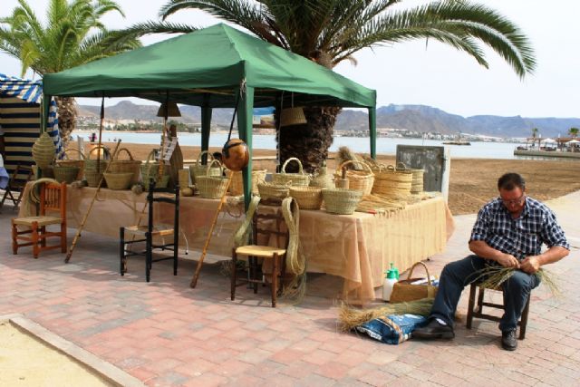 El mercado artesano de Puerto de Mazarrón estrena horario de verano, Foto 1