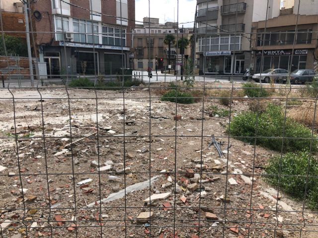 El PP denuncia que el alcalde del PSOE tiene el solar municipal de la UA-23 convertido en una escombrera, repleto de basura, maleza e insectos - 1, Foto 1