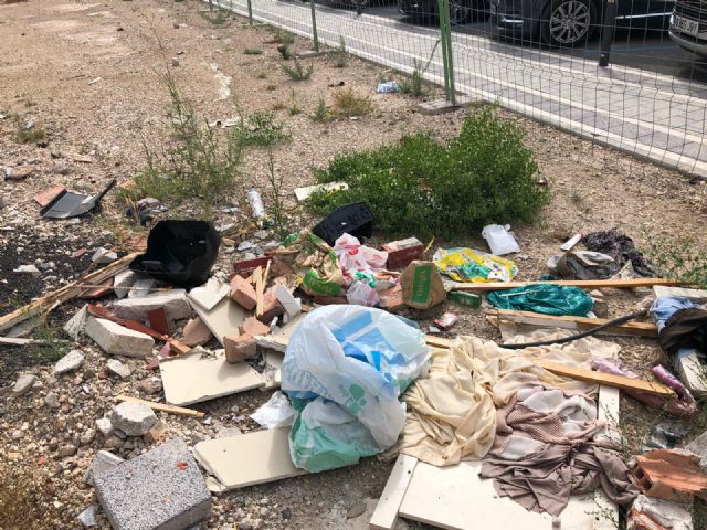 El PP denuncia que el alcalde del PSOE tiene el solar municipal de la UA-23 convertido en una escombrera, repleto de basura, maleza e insectos - 2, Foto 2