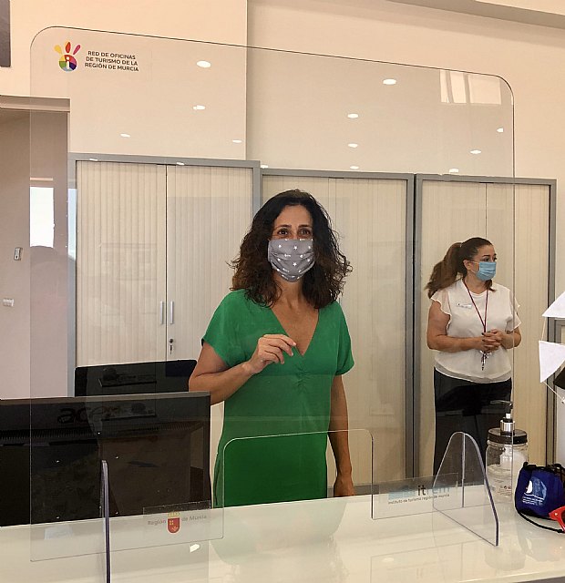 Turismo destina 6.300 euros para instalar mamparas y códigos QR en la red de oficinas de la Región - 1, Foto 1