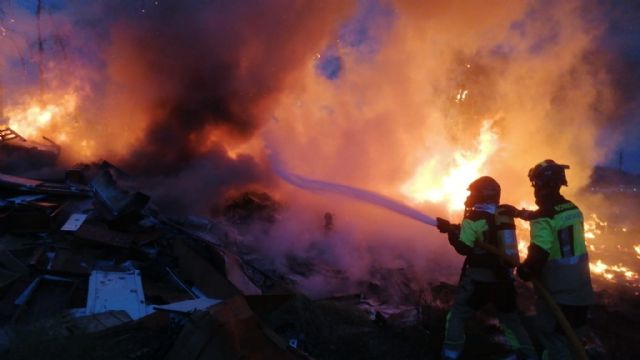 Bomberos extinguen un incendio de maderas junto a Mandarache - 1, Foto 1